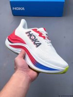 hoka Skyward X 缓震运动休闲跑步鞋 采用双层超临界泡棉 中间夹层桥梁式碳纤维板 在缓震度极大化的同时 以碳板创造平衡的灵活柔软脚感 新奇超弹力体验