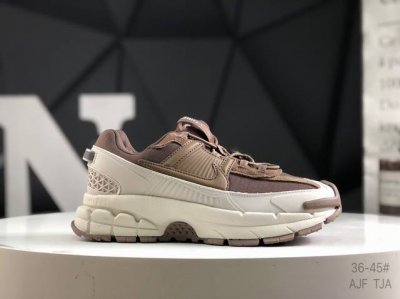 耐克 Nike Zoom Vomero Roam 马拉松复古跑五代休闲运动慢跑鞋 采用环保纤维革饰片组合网眼布鞋面材质 升级正确后跟Tpu加固 耐弯折热塑框架支