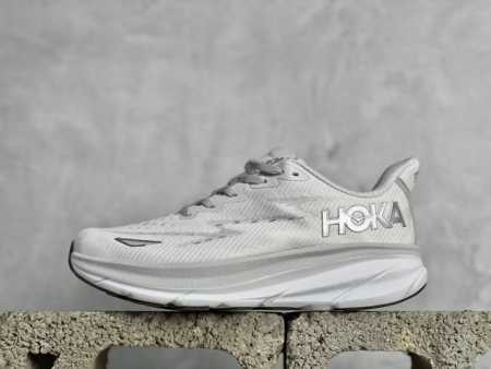Hoka One One Clifton 9 全新配色这个品牌来自于新西兰的毛利语，Hoka表示大地，One One表示飞越，连起来就是飞越地平线，One On - 点击图像关闭