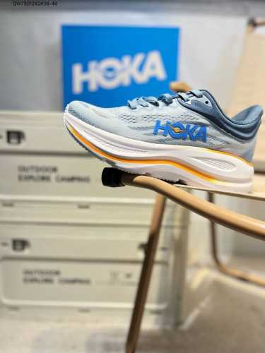 hoka One One Clifton 9 Low 全新配色这个品牌来自于新西兰的毛利语，Hoka表示大地，One One表示飞越，连起来就是飞越地平线，On