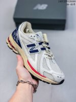 New Balance 1906系列复古老爹风休闲运动慢跑鞋 M1906Rjv #采用轻质牛剖革拼接透气网眼衬垫织物鞋面材质 T-Beam大底提供足步弓支撑，保