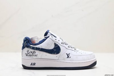 真标耐克nike Air Force 1'07 空军一号低帮百搭休闲运动板鞋。柔软、弹性十足的缓震性能和出色的中底设计，横跨复古与现代的外型结合，造就出风靡全球