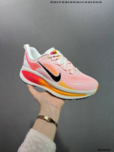 真标Nk Air Zoom Vomero 18 轻便舒适公路跑步鞋 Hm6804 质感柔软 弹力充沛 助力一路畅跑 乐享不停 厚实泡绵缔造舒适的回弹效果 铸就出