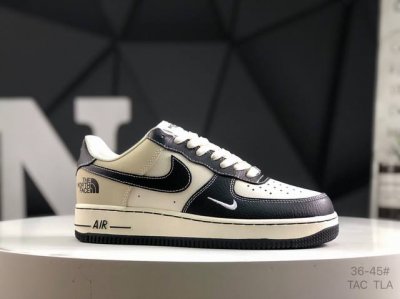 真标带半码耐克 Nike Air Force 1 ’07 空军一号低帮百搭休闲运动板鞋。柔软、弹性十足的缓震性能和出色的中底设计，横跨复古与现代的外型结合，造就