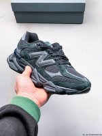 New Balance 又带来了新鞋型 9060 ，并且是与芝加哥街头品牌 Joe Freshgoods 的联名款。鞋身主体采用了类似 990 系列的设计风格，