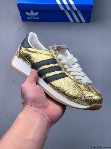 阿迪达斯Adidas Sl 72 Rs 全新重置版本，将这款复古鞋型用尼龙材质呈现，最终拼接麂皮材质，让该鞋型上脚既有舒适透气性又有满满的复古质感 0513Qd