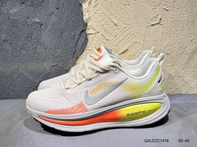 新品上市实拍 Nike Vomero 18 耐克 舒适减震防滑 低帮跑步鞋 全掌Reactx泡绵中底 前掌和后跟还配备了Air Zoom气垫单元 据说跑起来更快