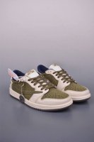 Fragment X Travis Scott X Dior Air Jordan 1 Low 三方联名倒钩 全新的三方联名低帮倒钩鞋面延续了黑脚趾设计，整双鞋