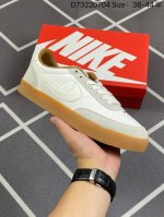 耐克 Killshot 2 Leather 受到og网球鞋的启发，Killshot 2采用多种纹理皮革打造了鞋面，营造出清新的外观。从柔软的绒面革到具有光泽的光