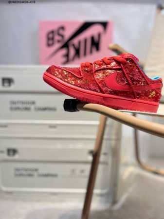 耐克Nike Dunk Low 板鞋Sb系列经典百搭休闲运动板鞋加厚鞋舌的填充，使舒适性大大提升，同时也更方便穿脱中底部分则加入了脚感柔软舒适Zoomair气垫 - 点击图像关闭