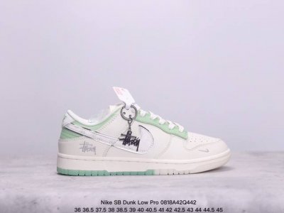 耐克 Nike Sb Dunk Low Pro 复古低帮休闲运动滑板板鞋。采用脚感柔软舒适zoomair气垫，有效吸收滑板等极限运动在落地时带来的冲击力，为街头