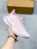 Nike 耐克 原楦原纸版开发版型，采用 Flyknit 针织鞋面材质，搭载瑞亚react轻盈泡棉缓震科技中底，外置防滑耐磨华夫格橡胶外底片全新一代登场，耐克n