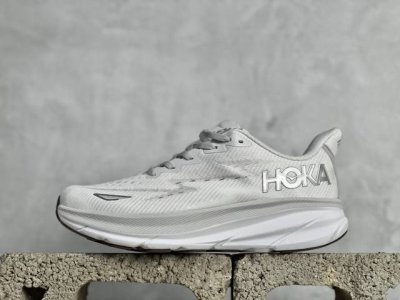 Hoka One One Clifton 9 全新配色这个品牌来自于新西兰的毛利语，Hoka表示大地，One One表示飞越，连起来就是飞越地平线，One On