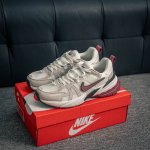 核心私 Nike V2K Run 减震防滑复古低帮跑步鞋 材质上使用大面积网眼 皮革 Tpu 组成 支撑和透气性肯定不错 中底处由 Cushlon 泡绵打造 保