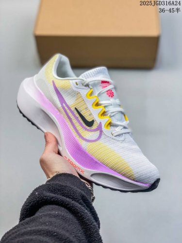 耐克 Nike Zoom Fly 5 运动鞋男女士公路跑鞋竞速跑步鞋厚底增高老爹鞋。采用耐用的设计，不仅可以部署在您最喜欢的比赛的起跑线上，还可以部署在征服后的
