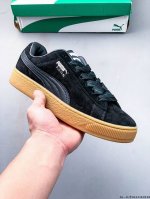 公司级！彪马puma Suede Xl 全新休闲板鞋！鞋身通体采用细腻的麂皮材质，厚实柔软，质感出众；鞋侧保留puma标志性跑道图案，侧面与后跟点缀金属色pum