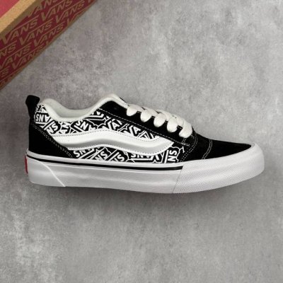 本地 核心私 万斯 Vans Knu-Skool 面包鞋 坎普尔 茱利安系列低帮复古硫化休闲运动板鞋“肥胖版大Logo” 要说整个年最为热门的鞋型之一， 面包鞋