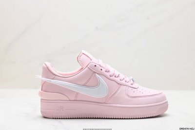 真标ambush X Nk Air Force 1‘07 Low Sp 空军一号联名标志性的swoosh延伸至鞋跟之外 鞋舌和鞋垫上印有ambush品牌标志 整