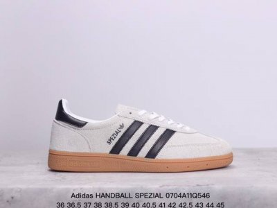 阿迪达斯 Adidas Handball Spezial 低帮三叶草学院风复古休闲板鞋 德训鞋 橡胶底柔软皮革经典运动鞋板鞋。圆头、缝合拼接设计、正面绑带、鞋舌