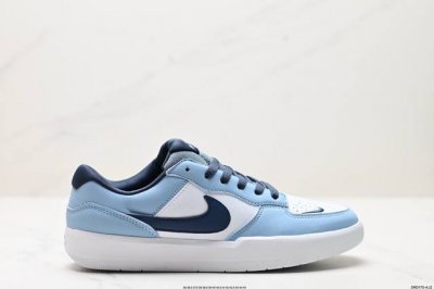 真标耐克Nike Sb Force 58低帮休闲板鞋 是一款将前沿创新带入街头的单品 它具有硫化杯底 具有出色的耐用性和灵活性 使用帆布和绒面革 在饰面上放置通