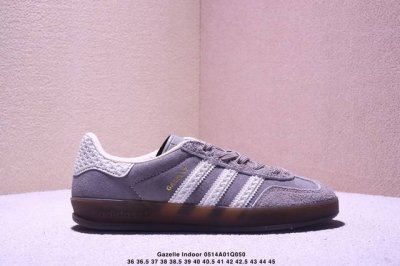 阿迪达斯 Adidas Originals Gazelle Indoor复古三叶草防滑透明橡胶板鞋经典运动鞋。这款经典鞋,忠于原版设计,缀撞色三条纹和鞋跟饰片。