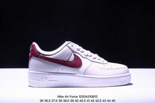 耐克nike Air Force 1 Low 空军一号低帮百搭休闲运动板鞋。柔软、弹性十足的缓震性能和出色的中底设计，横跨复古与现代的外型结合，造就出风靡全球三