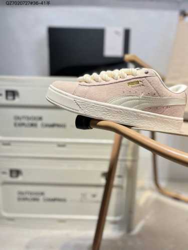 170 Puma Suede Xl 彪马新款面包鞋男女同款复古休闲板鞋 鞋身通体采用细腻的麂皮材质 厚实柔软 质感出众 鞋侧保留Puma标志性跑道图案 侧面与后