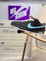 Nike Sb Dunk Low premium 黑白 Sb低帮休闲板鞋 此款Nike Dunk Low采用绒面革材质，鞋身左右侧均配有皮革质双 Swooshe