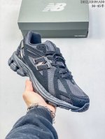 New Balance 6系列复古老爹风休闲运动慢跑鞋 采用轻质牛剖革拼接透气网眼衬垫织物鞋面材质 T-Beam大底提供足步弓支撑，保持步态稳定 后跟搭载外露缓