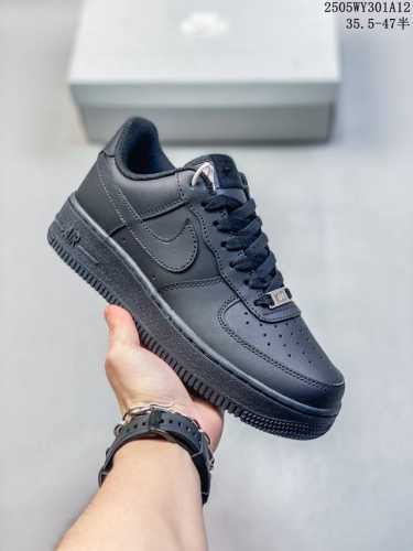 真标带半码耐克Nike Air Force 1“07 Lv8空军一号低帮百搭休闲运动板鞋。柔软、弹性十足的缓震性能和出色的中底设计，横跨复古与现代的外结合，造就
