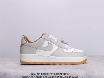 公司级耐克nike Air Force 1 Low 空军一号低帮百搭休闲运动板鞋。柔软、弹性十足的缓震性能和出色的中底设计，横跨复古与现代的外型结合，造就出风靡