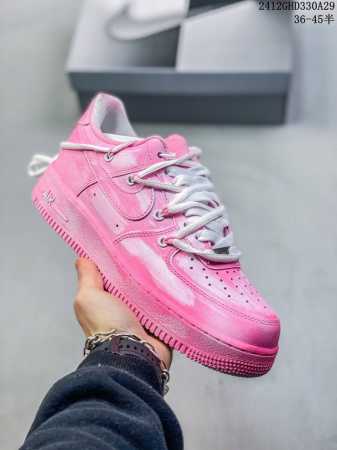 公司级耐克nike Air Force 1“07空军一号低帮百搭休闲运动板鞋。柔软、弹性十足的缓震性能和出色的中底设计，横跨复古与现代的外型结合，造就出风靡全球 - 点击图像关闭