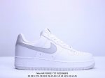 真标耐克Nike AIR FORCE 1‘07空军一号低帮百搭休闲运动板鞋。柔软、弹性十足的缓震性能和出色的中底设计，横跨复古与现代的外型结合，造就出风靡全球三