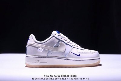 公司级耐克Nike Air Force 1“07空军一号低帮百搭休闲运动板鞋。柔软、弹性十足的缓震性能和出色的中底设计，横跨复古与现代的外型结合，造就出风靡全球