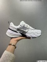 公司级Nike V2K Runtekk 减震防滑复古低帮跑步鞋 材质上使用大面积网眼 皮革 Tpu 组成 支撑和透气性肯定不错 中底处由 Cushlon 泡绵打