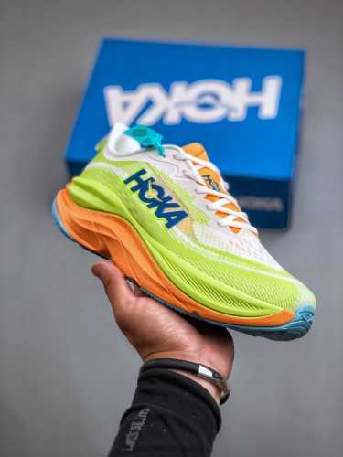 hoka M Skyflow 低帮专业越野跑步鞋 实拍首发粗矿型的鞋身上脚特别修饰腿型 经典的胖鱼头鞋型 超高颜值厚重皮质与热压鞋身质感让提升双层发泡中底增加整