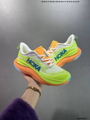 160 小红书推荐M Skyflow 全新配色 这个品牌来自于新西兰的毛利语，Hoka表示大地，One One表示飞越，连起来就是飞越地平线，One One不是