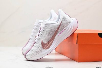 公司级升级原楦原纸版数据开发 采用弹性 Flyknit 飞织鞋面材质 内里嵌入定型海绵 全掌型 Zoomx 泡绵中底 外置防滑耐磨橡胶底片竞训神鞋飞马Plus回