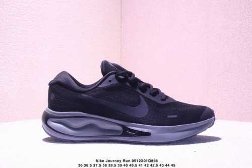 公司级Nike Journey Run 跑步鞋 使用了新型的缓震材料 脚感偏韧 后跟有加厚的海绵填充 鞋子前掌和后掌做了加宽设计 增加了跑步时的稳定性 织物加网
