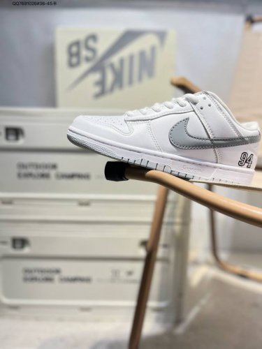 耐克Nike Dunk Low 板鞋Sb系列经典百搭休闲运动板鞋加厚鞋舌的填充，使舒适性大大提升，同时也更方便穿脱中底部分则加入了脚感柔软舒适Zoomair气垫