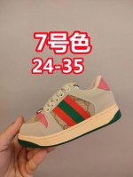 出口欧洲版古驰Gucci头层皮 Gucci古驰新款儿童休闲鞋 Size：24-35码 必入的大牌系列，经典古驰小蜜蜂系列。出口欧版，货不多卖一双少一双。 优质皮