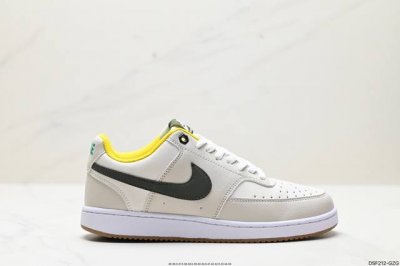 真标nike Court Vision Low 低帮百搭透气休闲运动板鞋，经典耐用的设计，兼顾舒适脚感和出众风范，演绎匠心之作。结构性的支撑贴合感结合复古篮球设