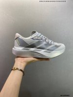 公司级Adidas Adizero Adios 阿迪超轻透气缓震跑鞋 整体外观造型与Adizero Adios Pro Evo 1非常相似 中底配置方面搭载全掌