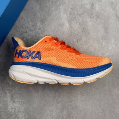 本地 核心私 公司级小红书推荐Hoka W Clifton 9 全新配色 专业性能减震跑步鞋 这个品牌来自于新西兰的毛利语，Hoka表示大地，One One表示