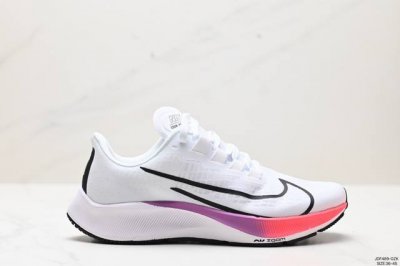 真标耐克nike Zoom Pegasus 37 登月37代 超轻网面透气跑步鞋 采用透气网眼鞋面搭配外翻式鞋口，为脚跟区域营造出色舒适度，而在鞋底部分，搭载全