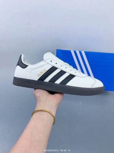 adidas Originals Gazelle Indoor 三叶草休闲防滑耐磨低帮板鞋 鞋头出色设计 塑就出众贴合感 稳固的后跟贴合足部曲线设计 软弹舒适