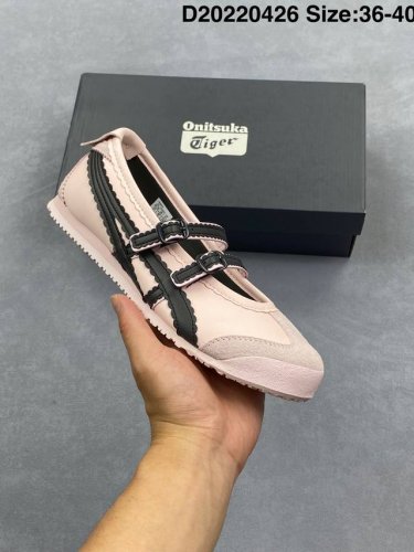 Onitsuka Tiger鬼塚虎 Mexico Tgrs 平跟 玛丽珍鞋款演绎芭蕾风潮 整鞋以灰色亮面为主色调，搭配奶油色过渡，形成柔和的视觉层次，搭配标志性