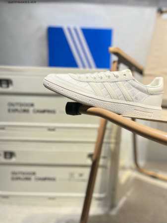 Ad Originals Handball Spzl 手球运动员系列百搭休闲运动板鞋 这款来自阿迪达斯的这款Handball Spzl前身是一双手球运动鞋，这一 - 点击图像关闭