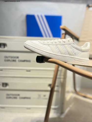 Ad Originals Handball Spzl 手球运动员系列百搭休闲运动板鞋 这款来自阿迪达斯的这款Handball Spzl前身是一双手球运动鞋，这一
