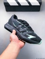 adidas Lightblaze 舒适防滑 新款阿迪达斯低帮跑步鞋 极致轻盈的Lightweight Upper设计 带来近乎裸足的舒适体验 中底采用尖端科技